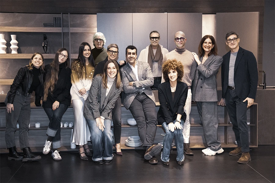 Foto di gruppo serata inaugurazione spazio Poliform