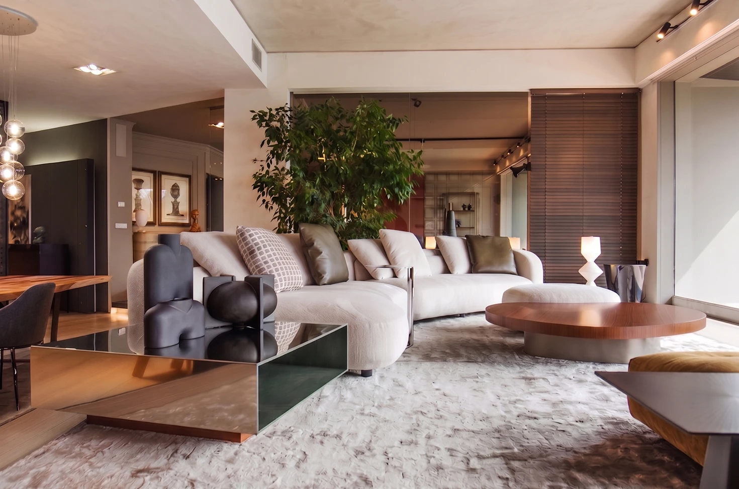 Quattro vetrine dedicate al nuovo spazio Minotti nello showroom Far
